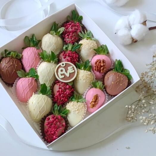 Клубника в шоколаде Love 12 шт