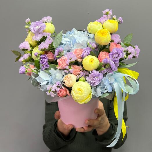 Composición del autor con rosas arbustivas, mattiola y Hortensia T