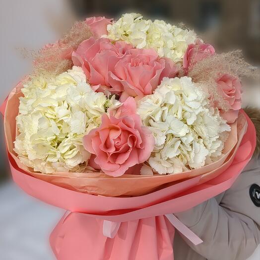 Букет из гортензий и роз Селя ви Персиковый