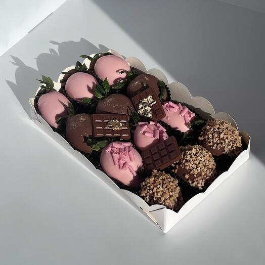 Клубника в молочном и белом шоколаде 12 ягод