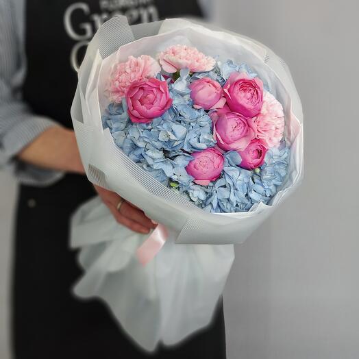 Un ramo de complemento de hortensias azules, rosas Rosadas en forma de peonía y claveles esponjosos