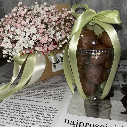 Цветы в коробке с клубникой в шоколаде