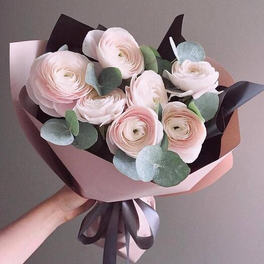 Ранункулюсы с эвкалиптом и упаковке