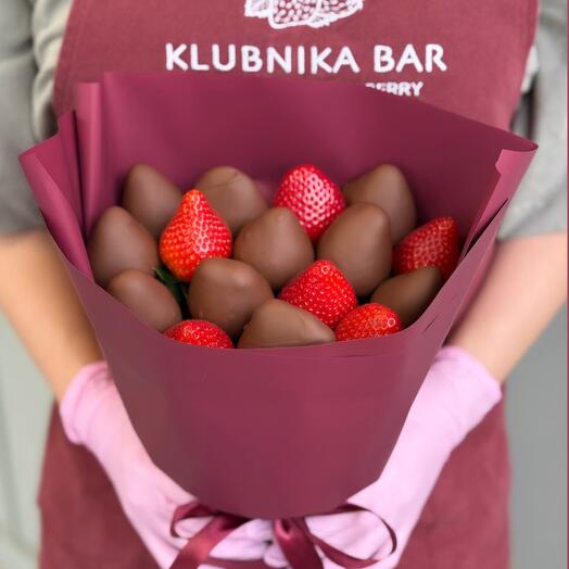 Букет из клубники в шоколаде Бордо S