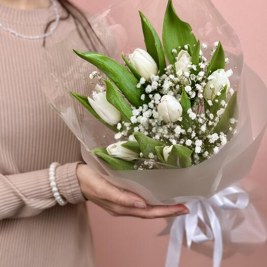 Милый букет из 7 белых тюльпанов и гипсофилы 0895СТ