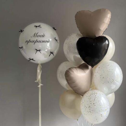 Un conjunto de globos gigante con cualquier inscripción y una fuente con corazones