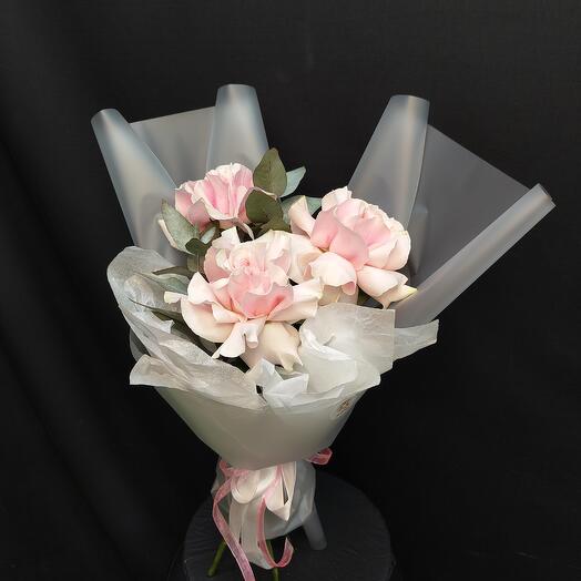 Rosas francesas con eucalipto