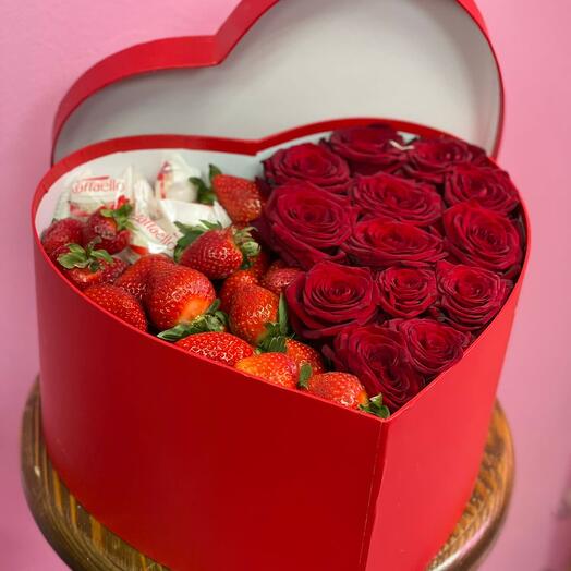 Corazón con rosas, fresas y rafaelo