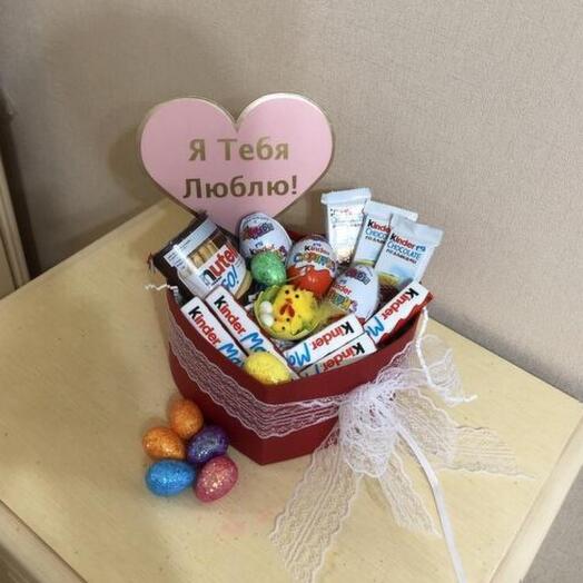 Подарок девушке парню со сладостями Киндер