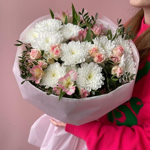 Нежный букет из пушистой хризантемы, кустовых роз и зелени