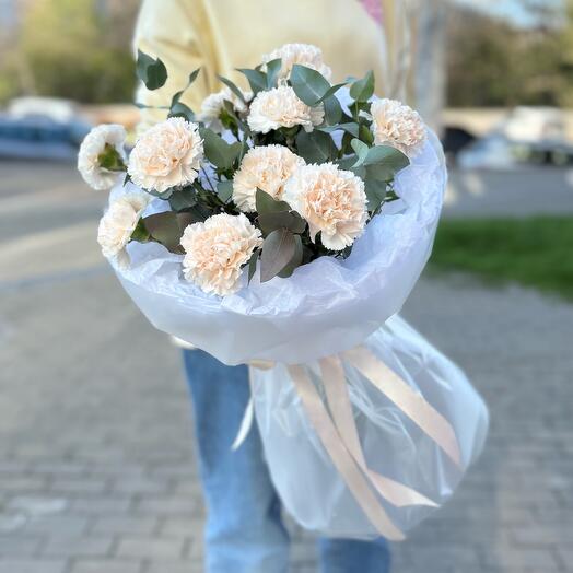 Букет из диантусов с эвкалиптом