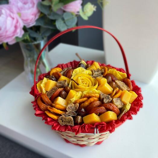 Корзинка с сухофруктами