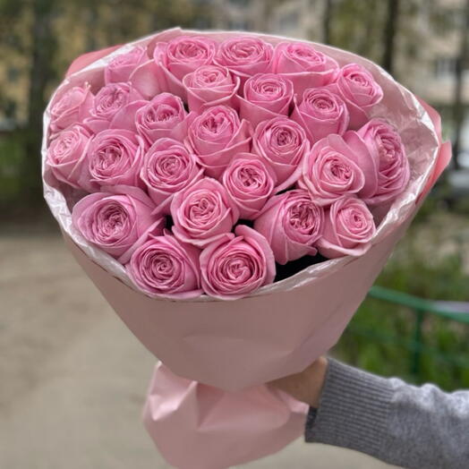 25 пионовидных розовых роз