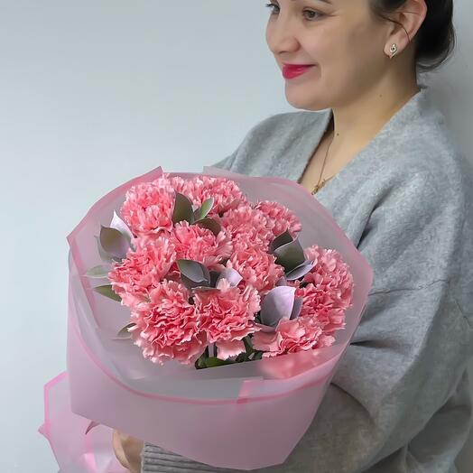 Нежный букет из  13 розовых кружевных диантусов и рускуса в дизайнерской упаковке