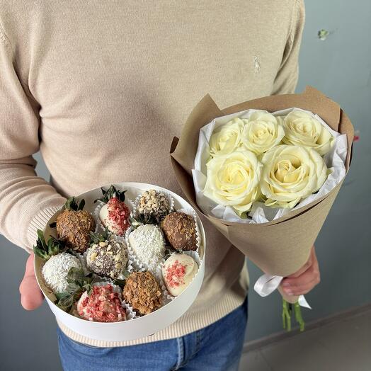 Подарочный комбо-набор свежих цветов и клубники в шоколаде 😍