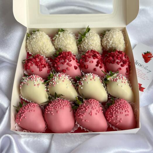 Клубника в белом шоколаде «Bubblegum» 16 ягод