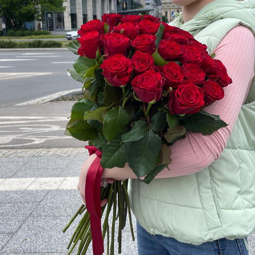 33 red roses