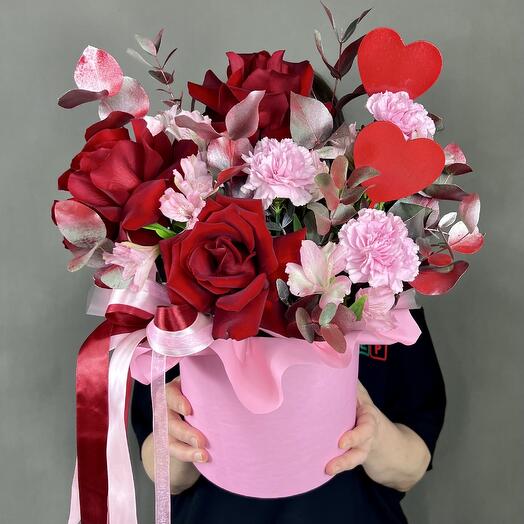 Композиция с взысканными французскими розами и диантусами