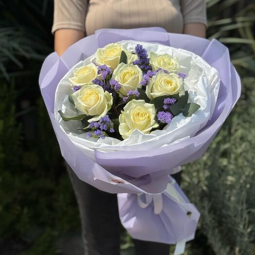 Букет из белых роз, статицы и эвкалипта