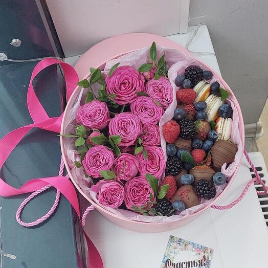 Коробочка с клубникой в шоколаде и кустовой розой 🌹 Дофаминовый букет