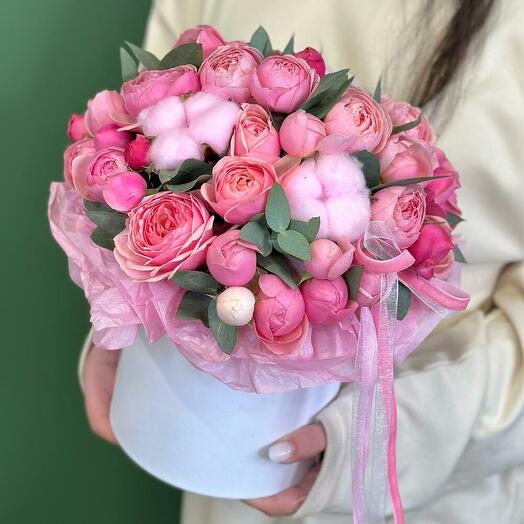 Коробочка с кустовыми пионовидными розами ,эвкалиптом и хлопком