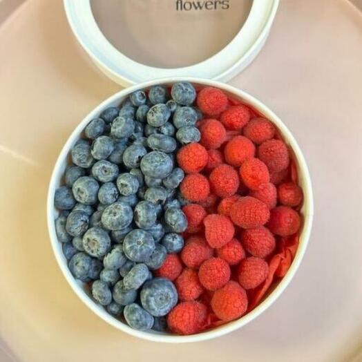 Ягоды в коробке малина и голубика