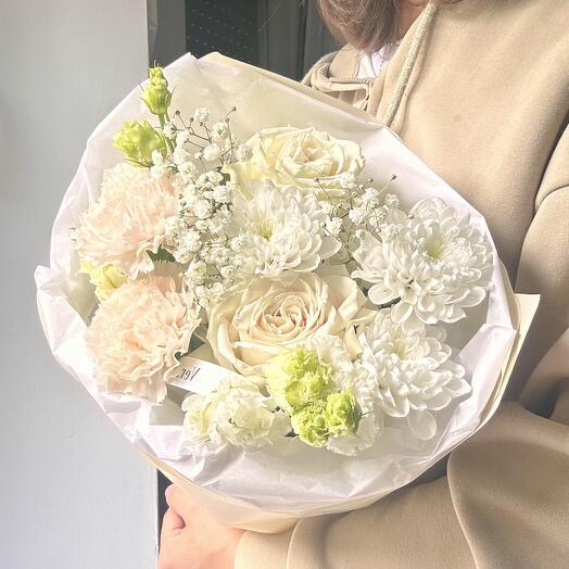 Букет с пионовидными розами, эустомой и диантусами