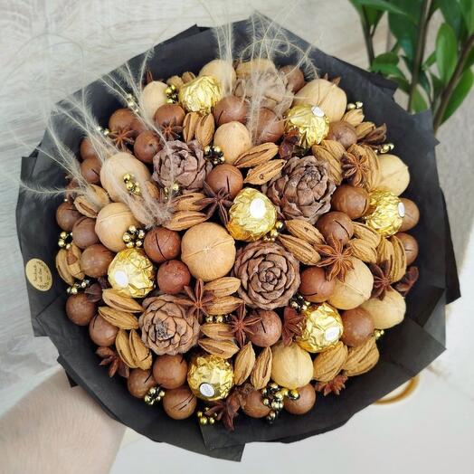 Строгий букет из орехов с конфетами Ferrero Rocher, кедровыми шишками и ковылём (L)