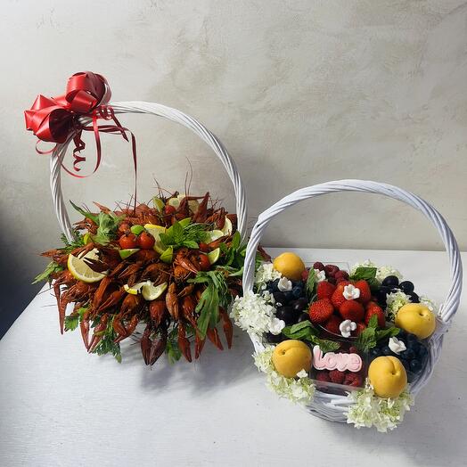 Корзины с раками и с ягодами
