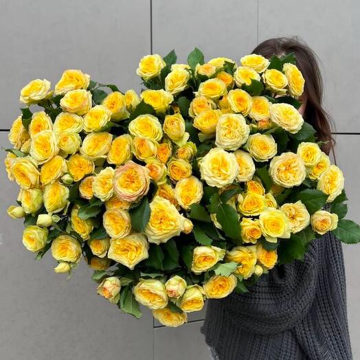 Летний букет лимонных пионовидных роз