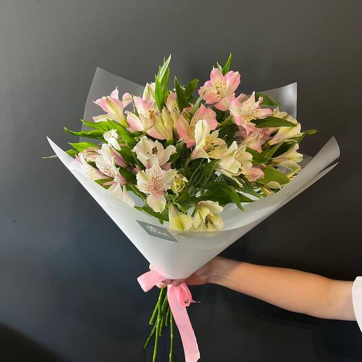 Букет из 9 розовых и белых альстромерий в трендовой упаковке