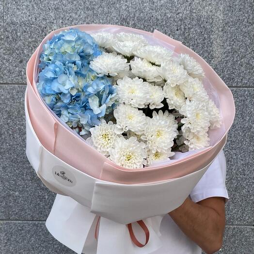 Букет из гортензий и хризантем