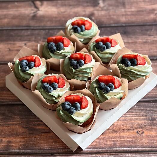 Cupcakes with fresh berries 9 pieces white and green