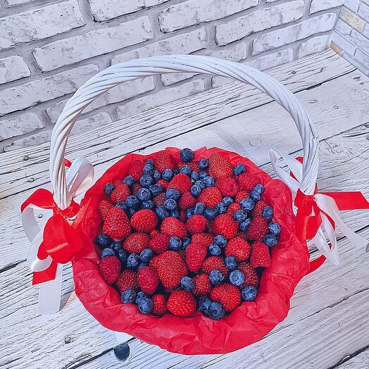 Корзина из свежих ягод Berries