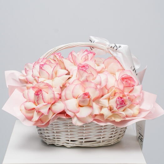 Корзина из 15 французских роз