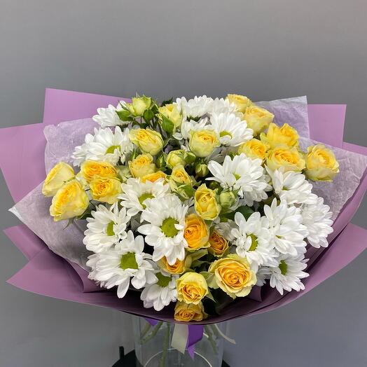 Букет из кустовых хризантем и кустовых роз в упаковке
