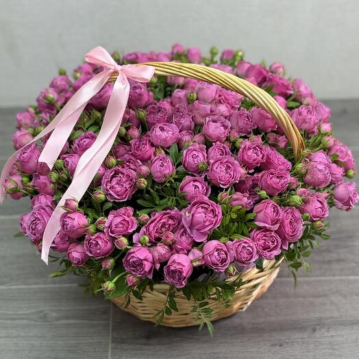 Корзина с цветами из кустовых роз