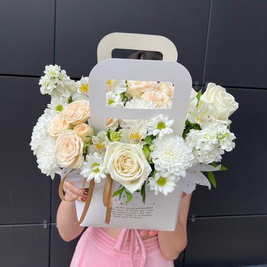 Нежная композиция в стильной сумочке 🌸