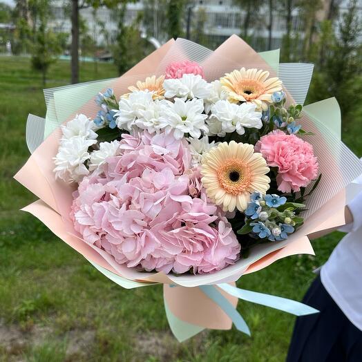 Сборный букет с оксипеталумом