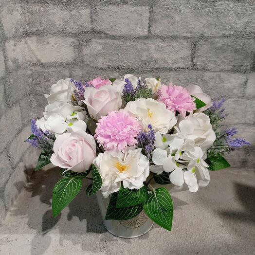 Ведёрко из мыльных цветов