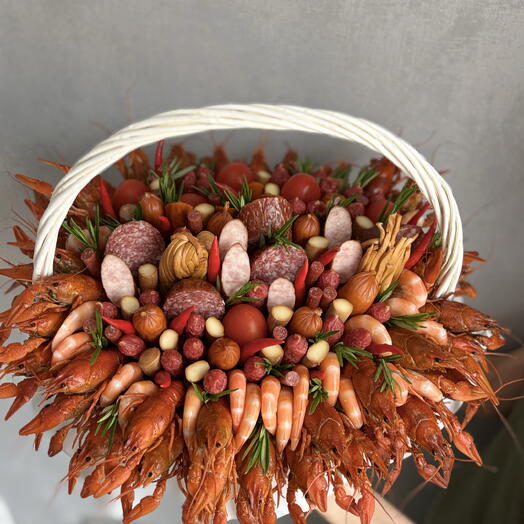 Корзина с раками, креветками и колбасами
