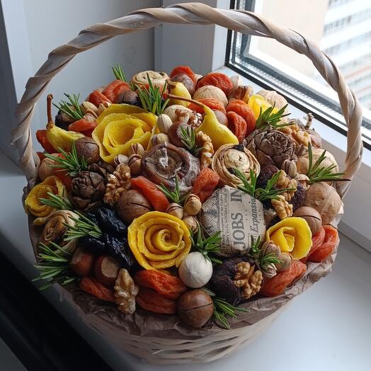 Корзина с сухофруктами и сухофруктами