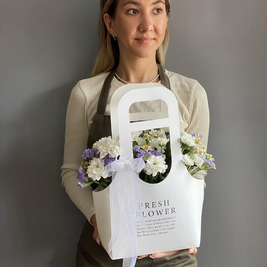 Цветы в коробке-сумочке Fresh flowers