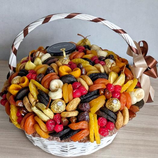 Корзина с отборными сухофруктами и конфетами