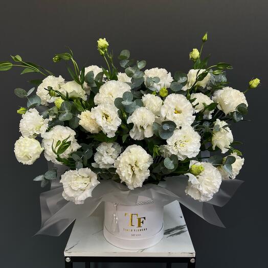 Белые Лизиантусы (Эустома) с эвкалиптом в тубусе