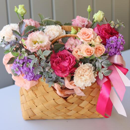 126. Лукошко "Влечение" С пионовидной розой, махровым лизиантусом, маттиолой, диантусом и эвкалиптом