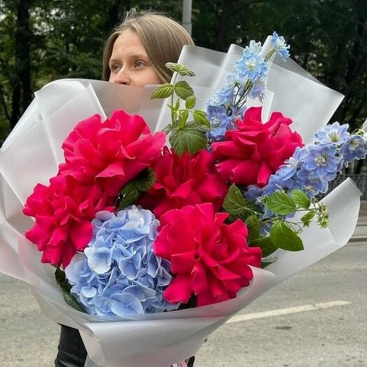 💖 Необычный яркий букет из французских роз, нежной гортензии и дельфиниумов