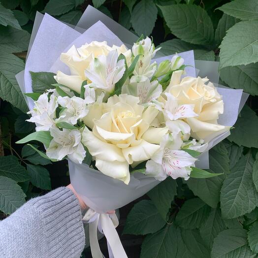 Букет белых роз и альстромерий