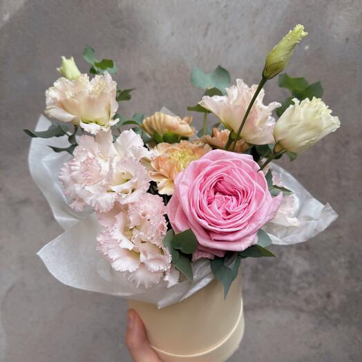 Цветы в коробке «нежность» с розой и эустомой