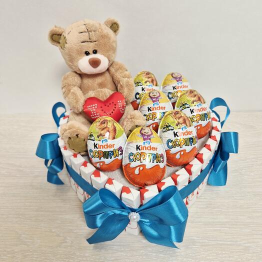 Сердце из киндеров с мишкой